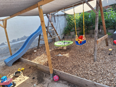 Verschiedene Schaukelmöglichkeiten mit Großer Rutsche