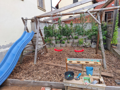 Schaukeln mit Rutsche
